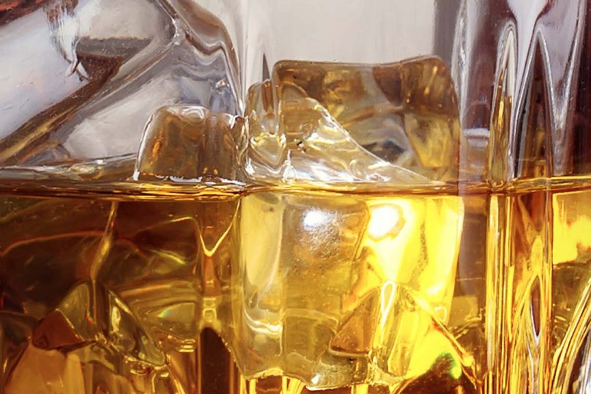 Whisky und Eis im Glas